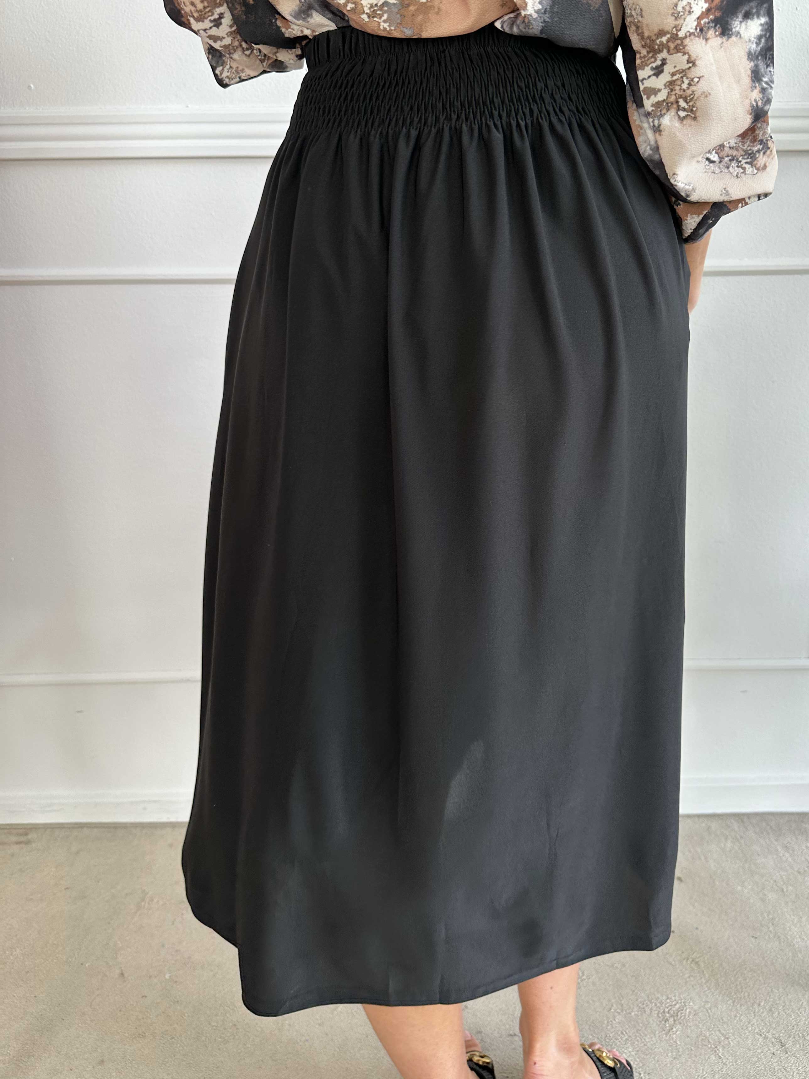 Pams Plain Midi Skirt - Nederdel i stretchy stof med lommer